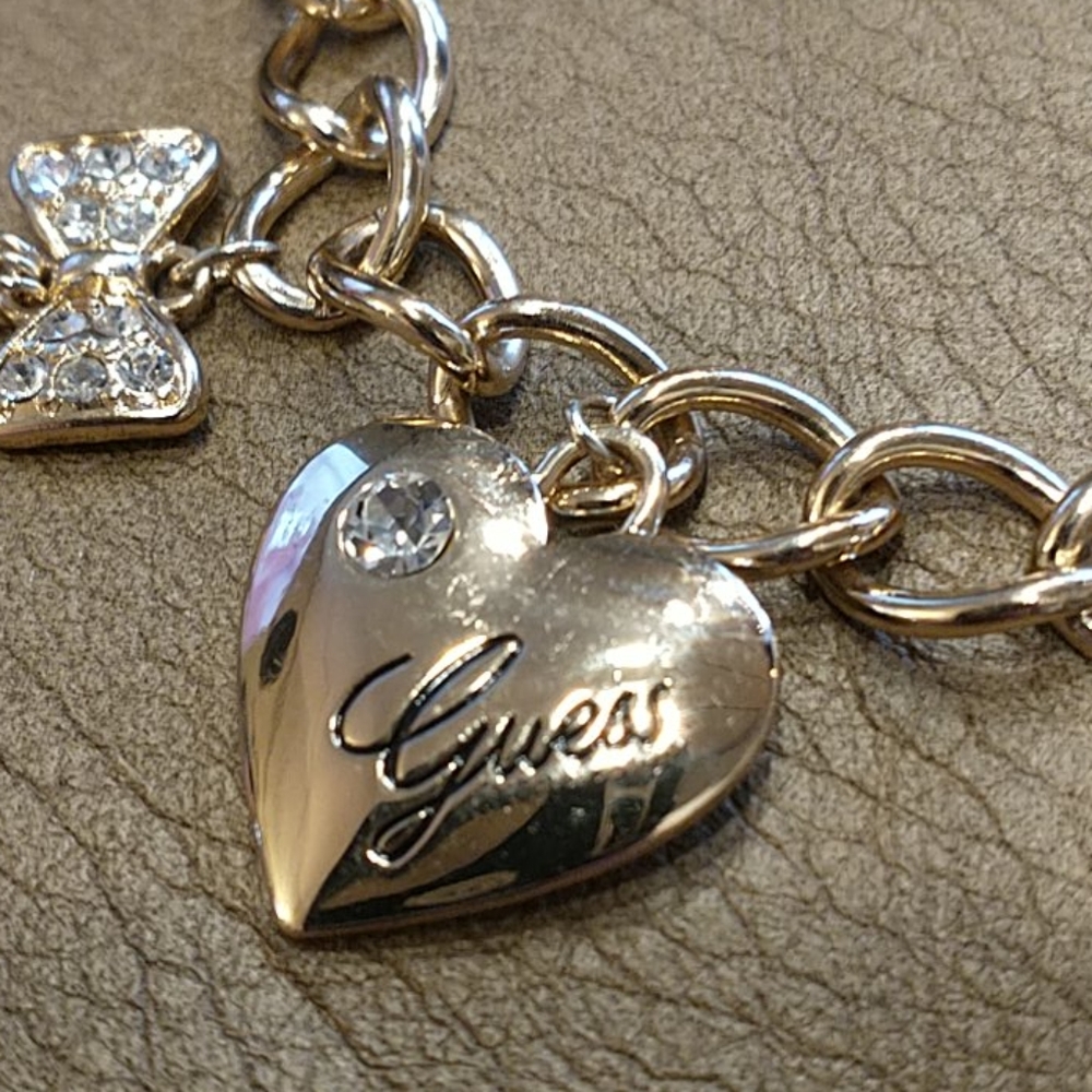 🇨🇦 Guess Charm Bracelet